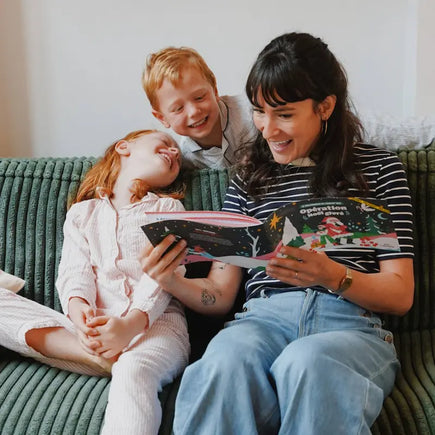 Enfants et maman découvrant le calendrier de l'avent En Cavale