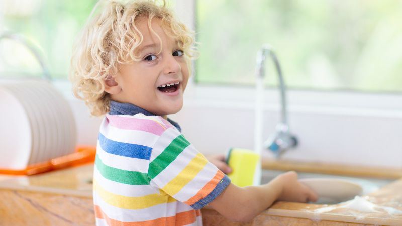 Featured image for “Responsabilité selon l’âge : quelle tâche ménagère pour l’enfant ?”