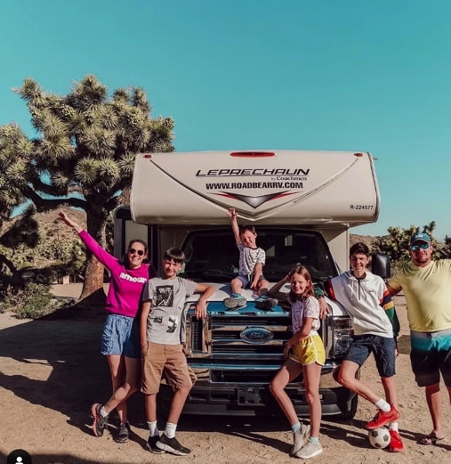 famille devant un camping-car