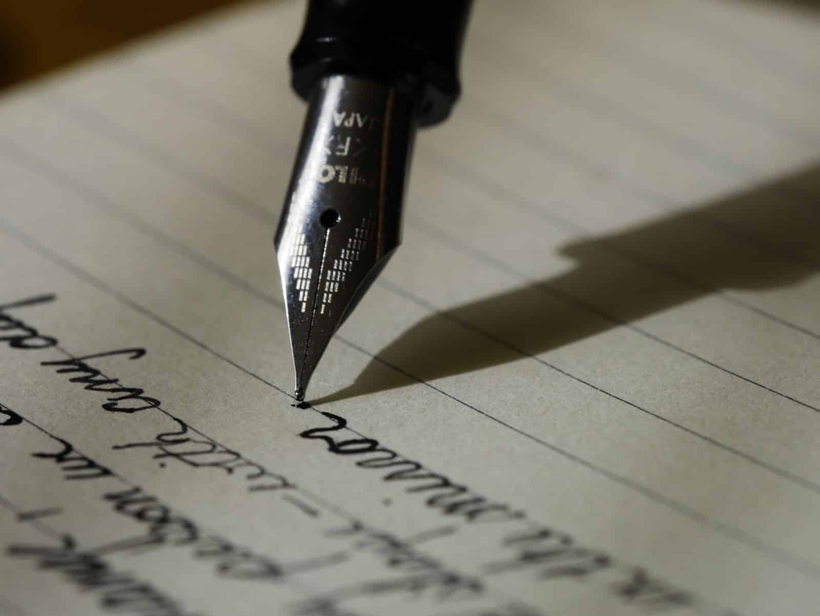 stylo-plume-ecrire-papier