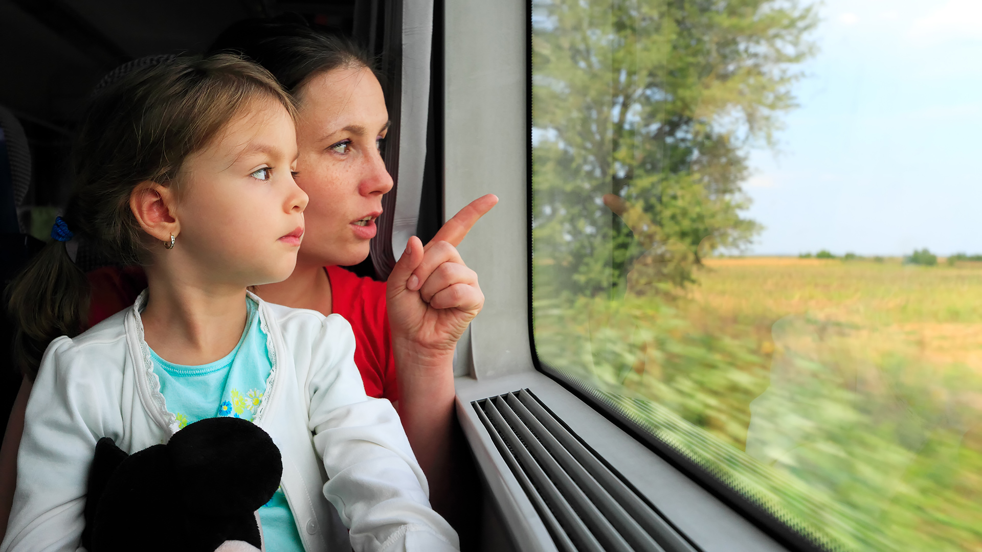 Featured image for “10 raisons de préférer le train à l’avion avec des enfants”