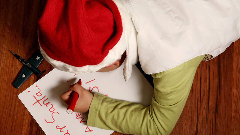 Rédiger sa liste au Père Noël.